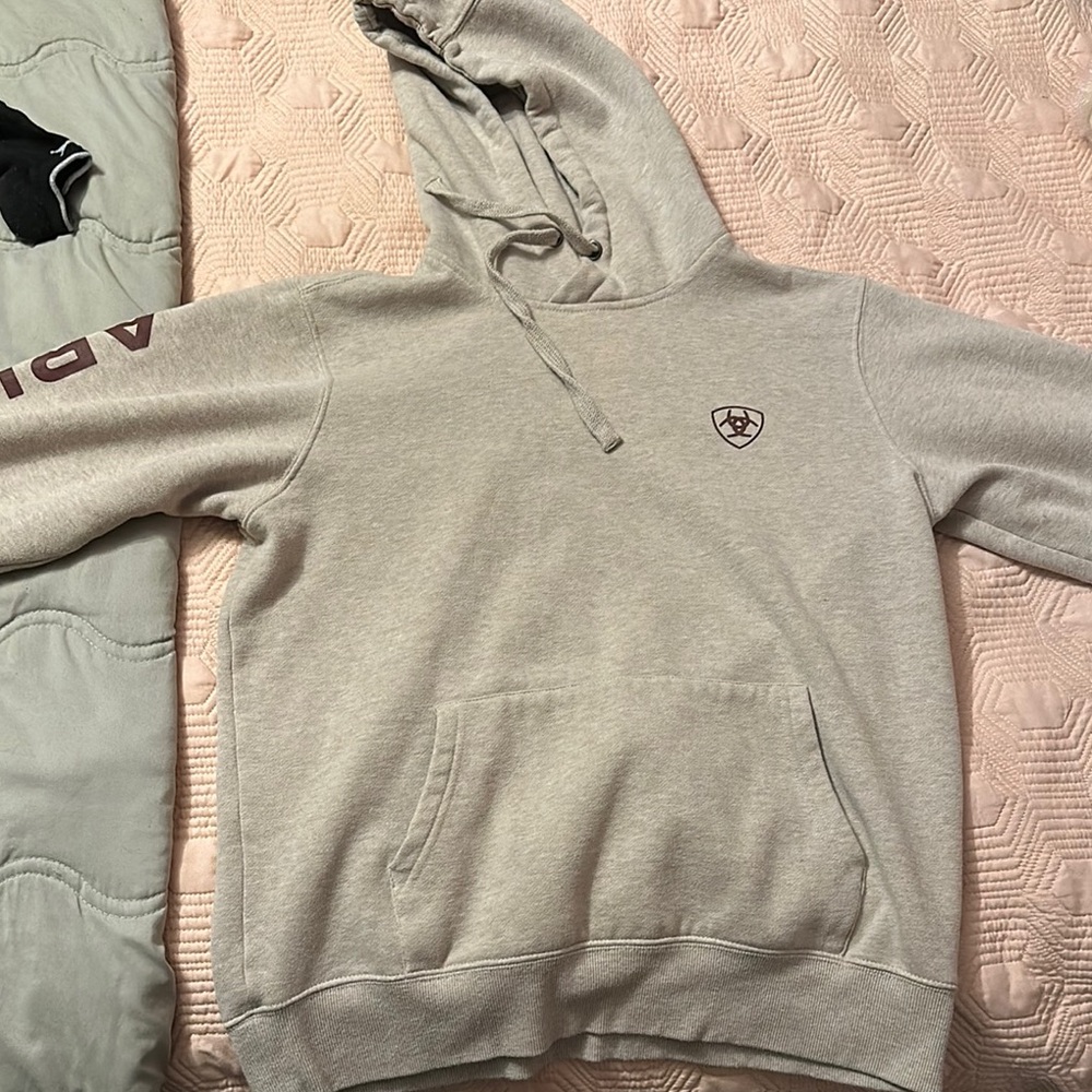 Ariat Gray Sweatshirt Cozy and Stylish Top